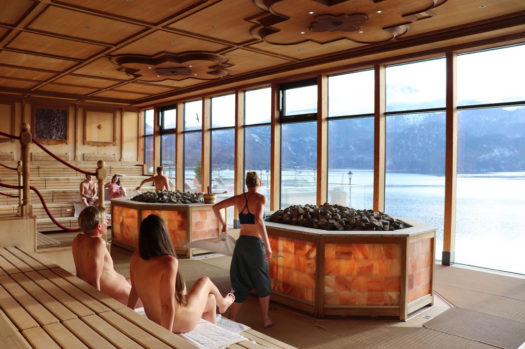 Saunieren deluxe - Der Saunabereich umfasst fünf Themensaunen, teilweise mit direktem Blick auf den Kochelsee, sowie ein Dampfbad und ein Hamam. - © Gemeinde Kochel am See / Kristall Therme Saunieren deluxe - Der Saunabereich umfasst fünf Themensaunen, teilweise mit direktem Blick auf den Kochelsee, sowie ein Dampfbad und ein Hamam. - © Gemeinde Kochel am See / Kristall Therme