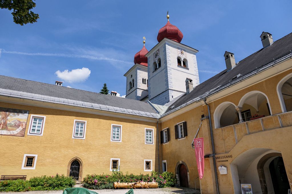 Blick auf die Stiftskirche - Seit 1598 ist das Stift an die Jesuiten übereignet. Das Kloster galt lange Zeit als einer der kulturellen Mittelpunkte Oberkärntens.  - © alpintreff.de - Christian Schön