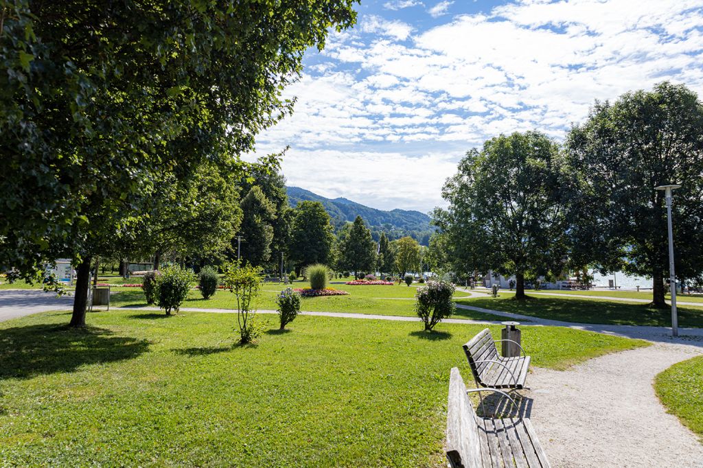 Mondsee Park  - Die hübsch angelegten Wege sind flaniergeeignet und bietet wunderbare Ausblicke auf den See. - © alpintreff.de - Christian Schön