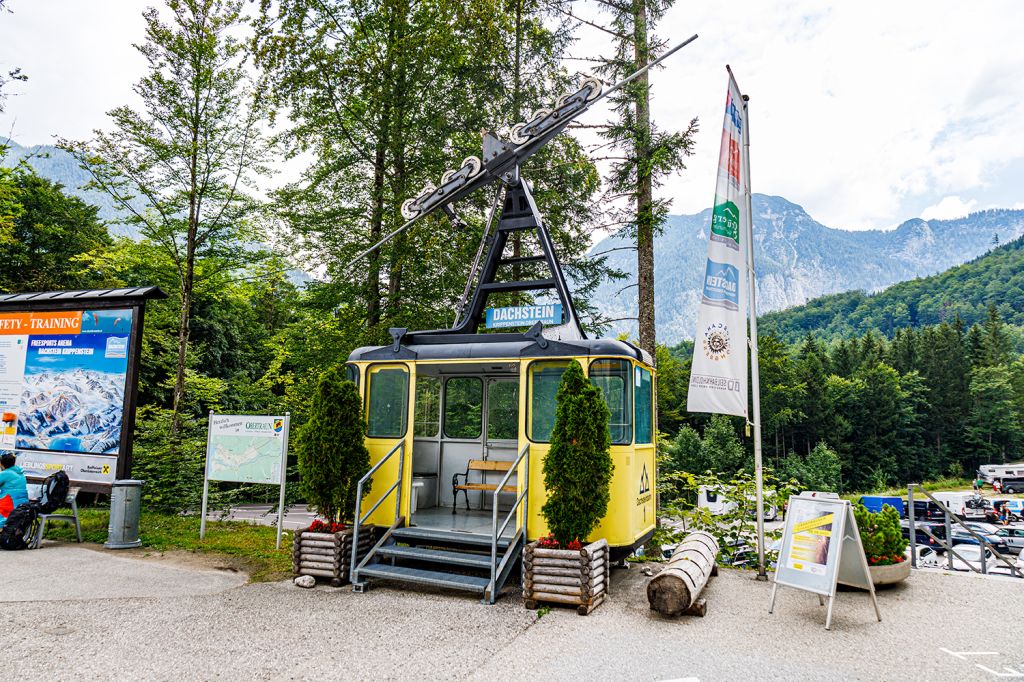 Alte Kabine - Das war einmal: Eine der alten Kabinen der Dachstein-Krippenstein-Bahn steht beim Parkplatz. Du kannst Dich reinsetzen. - © alpintreff.de - Christian Schön Alte Kabine - Das war einmal: Eine der alten Kabinen der Dachstein-Krippenstein-Bahn steht beim Parkplatz. Du kannst Dich reinsetzen. - © alpintreff.de - Christian Schön