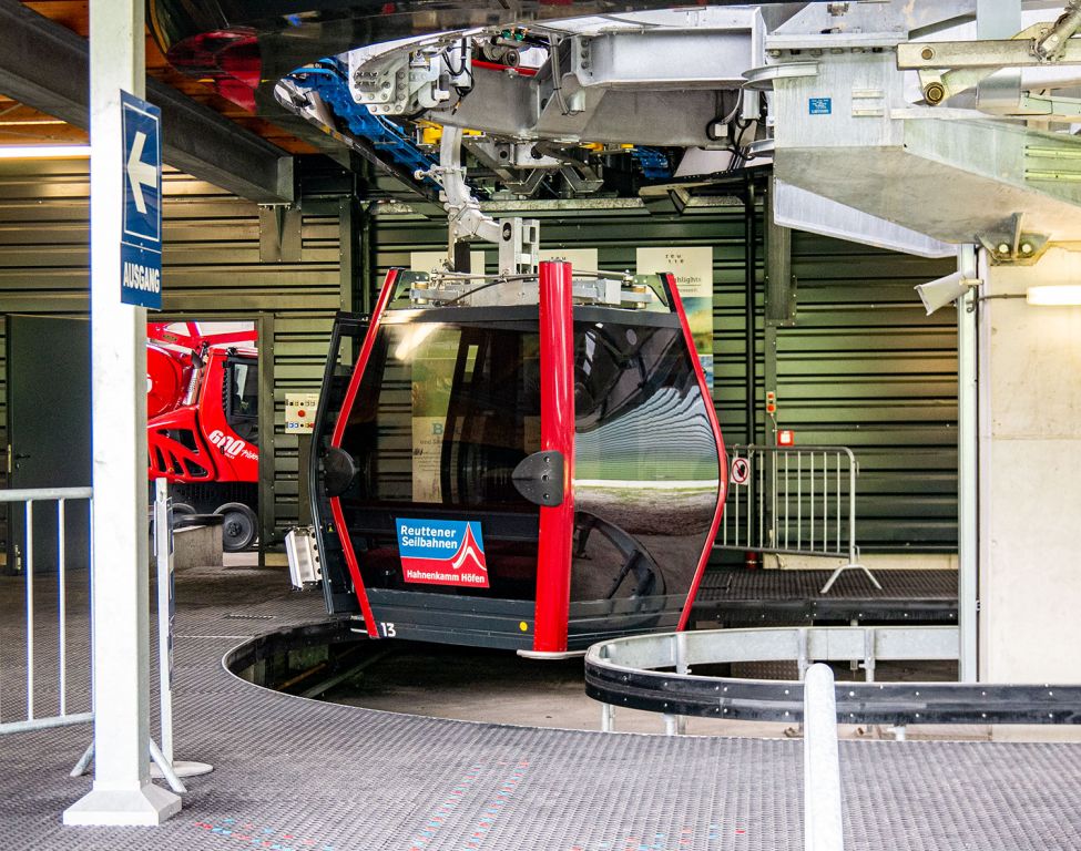 Einsteigen bitte - Pro Gondel können acht Personen gleichzeitig transportiert werden. - © alpintreff.de - Christian Schön Einsteigen bitte - Pro Gondel können acht Personen gleichzeitig transportiert werden. - © alpintreff.de - Christian Schön