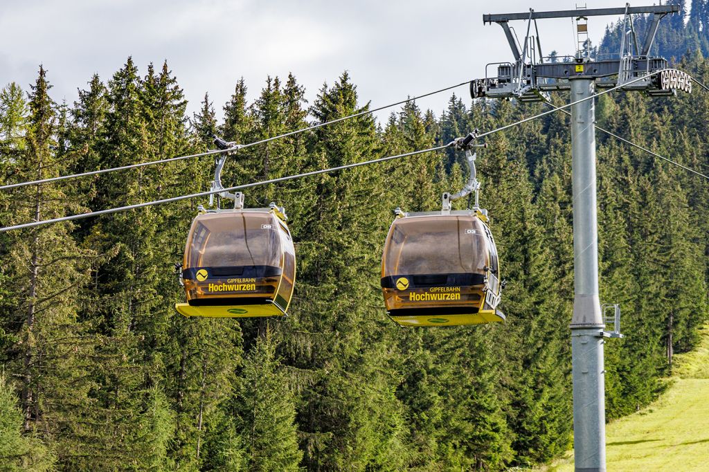 Gondelbahn in Schladming - Die Gipfelbahn Hochwurzen ist dann auch die einzige Anlage in dem Bereich, die im Sommer geöffnet ist. Dann gibt es dort ein schönes Bike- und Wander-Areal. Im Winter erschließt die Bahn, deren Bergstation auf 1.840 Metern Seehöhe liegt, mittelschwere Pisten. Die ebenfalls am Gipfel ankommende Sesselbahn Hochwurzen II ist dann ebenfalls in Betrieb.
 - © alpintreff.de - Christian Schön