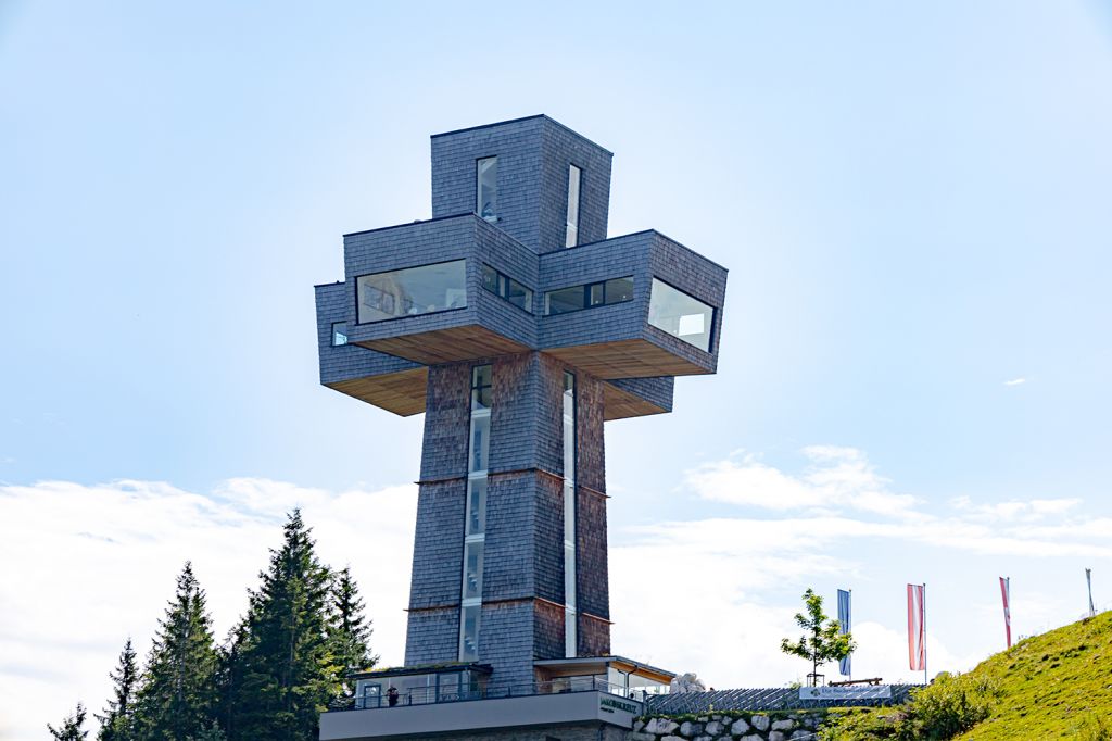 Hoch oben auf der Buchensteinwand - Seit 2014 ziert es den Gipfel der Buchensteinwand auf 1.456 Metern Höhe, von dem Du eine wunderbare Aussicht genießen kannst (vom Jakobskreuz aus natürlich noch besser). Auf den Buchenberg kommst Du zu Fuß oder natürlich mit der Bergbahn.  - © alpintreff.de - Silke Schön