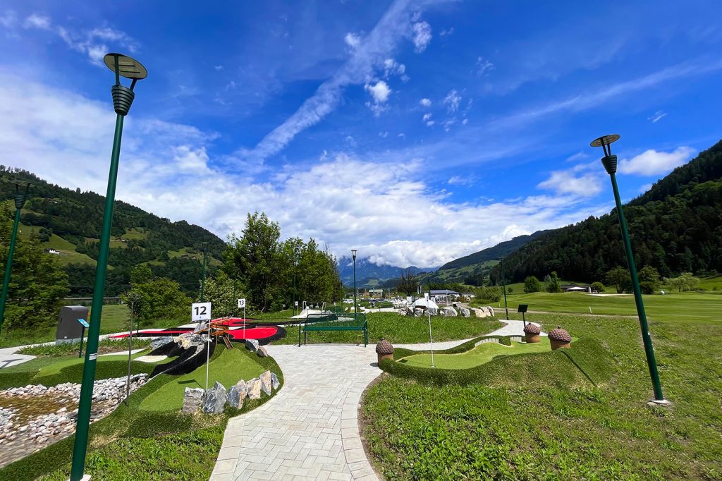 Was ist Adventure Minigolf? - Adventure-Minigolf ist eine Mischung aus Golf und Minigolf. Oder Minigolf mit ganz anderen Hindernissen wie Wasserläufen, Hügeln und Brücken. - © JO Adventure Minigolf / www.vitamin-c-wirkt.at Was ist Adventure Minigolf? - Adventure-Minigolf ist eine Mischung aus Golf und Minigolf. Oder Minigolf mit ganz anderen Hindernissen wie Wasserläufen, Hügeln und Brücken. - © JO Adventure Minigolf / www.vitamin-c-wirkt.at