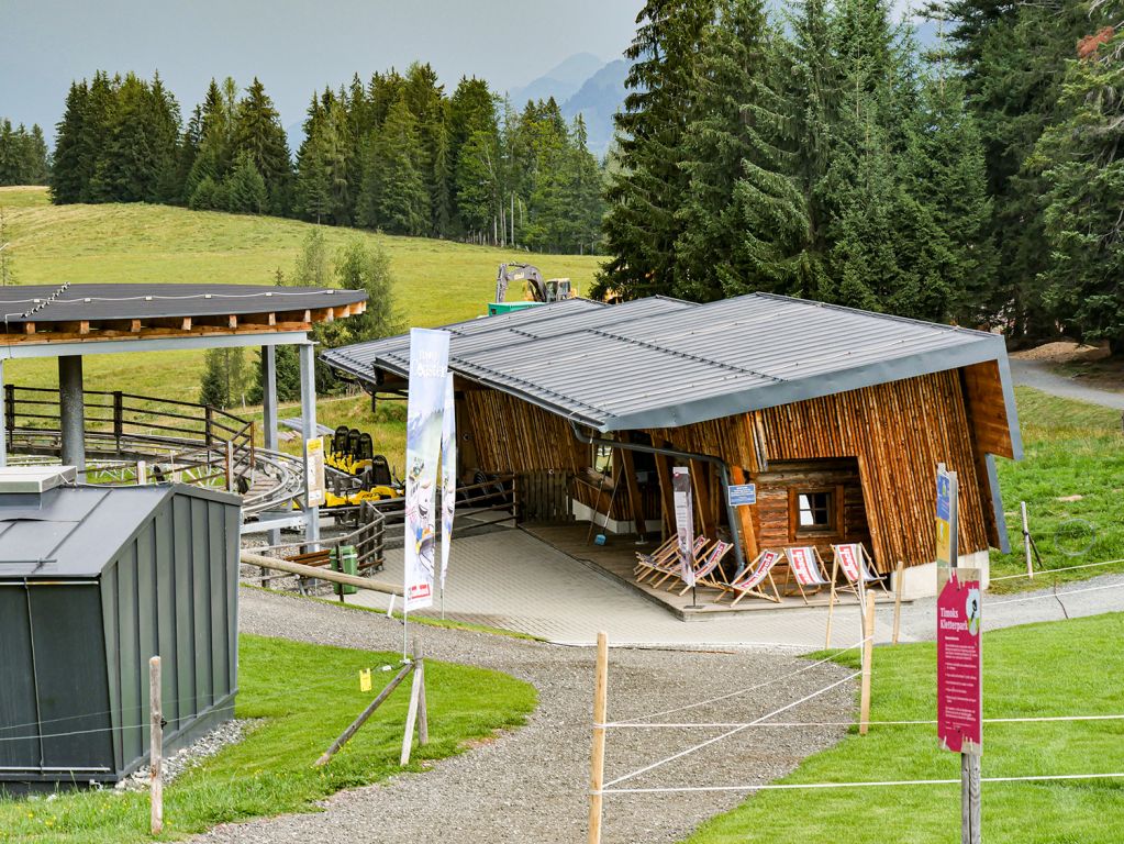 Einsteigen bitte - Der Einstiegsbereich von Timoks Alpine Coaster in Fieberbrunn. - © alpintreff.de - Christian Schön