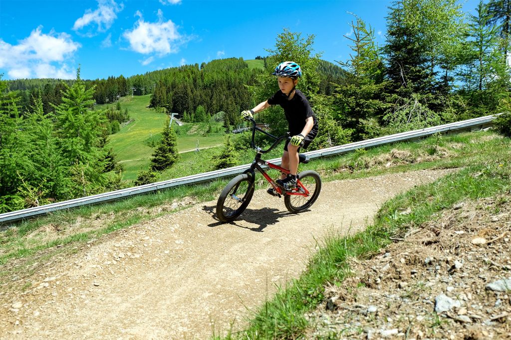 Drei Trails - drei Schwierigkeiten - Der Mini Trail ist geeignet für Kinder ab drei Jahren. Bino´s Flow Trail hat mehr Action für ältere Kinder zu bieten. Der Fun Trail ist der anspruchvollste Trail. - © Dei Hotel Schönblick Drei Trails - drei Schwierigkeiten - Der Mini Trail ist geeignet für Kinder ab drei Jahren. Bino´s Flow Trail hat mehr Action für ältere Kinder zu bieten. Der Fun Trail ist der anspruchvollste Trail. - © Dei Hotel Schönblick