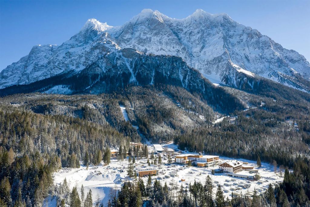 Zugspitz Resort Ehrwald - Hier noch eine Winteransicht, auf der Du gut sehen kannst, wie nah das Wettersteingebirge mit der Zugspitze ist.  - © www.zugspitz-resort.at