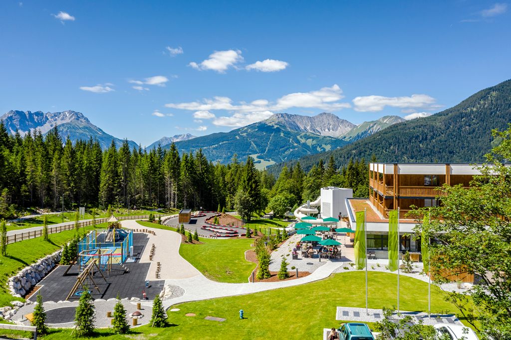 Hotel an der Tiroler Zugspitzbahn - Die Alleinlage direkt an der Talstation der Tiroler Zugspitzbahn ermöglicht unzählige Wanderungen, Bike- und Skiabenteuer. - © www.zugspitz-resort.at / Günther Standl