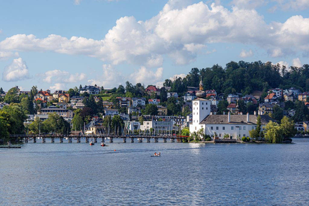 Schloss Ort in Gmunden - Rechts das Schloss Ort am Traunsee, davon geht die Brücke ab.  - © alpintreff.de - Christian Schön