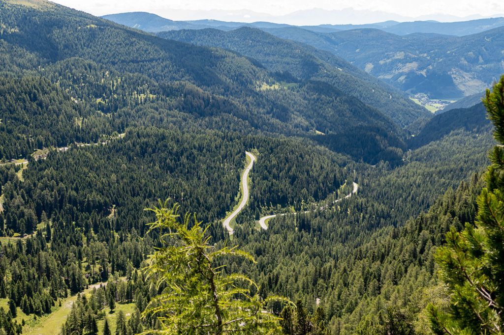 Der Weg hinauf - Der serpentinenreiche Weg hinauf verläuft durch Dörfer und Wälder. - © alpintreff.de - Silke Schön Der Weg hinauf - Der serpentinenreiche Weg hinauf verläuft durch Dörfer und Wälder. - © alpintreff.de - Silke Schön