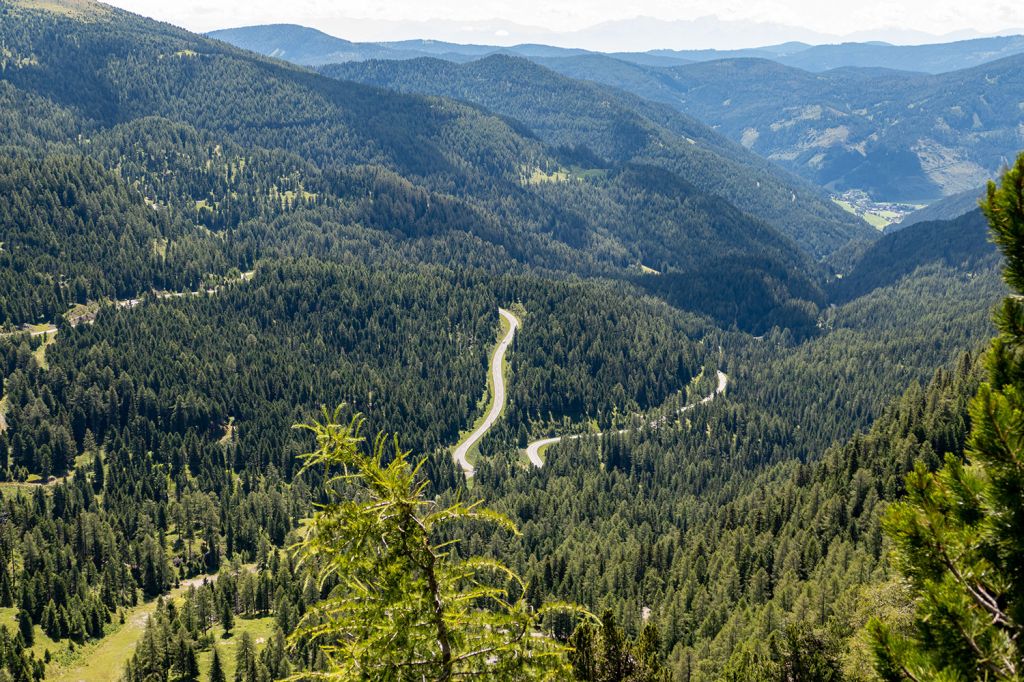 Der Weg hinauf - Der serpentinenreiche Weg hinauf verläuft durch Dörfer und Wälder. - © alpintreff.de - Silke Schön