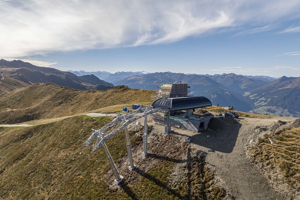 Hornbahn 2000 - Ski Juwel Alpbachtal Wildschönau - Tirol - Es hat lange gedauert, bis die eigentlich schon für die Wintersaison 2020/21 angekündigte Sesselbahn dann letztendlich gebaut wurde. Mittlerweile aber ist sie fertig und führt auf den höchsten Punkt des Skigebiets Ski Juwel Alpbachtal Wildschönau.  - © Ski Juwel Alpbachtal Wildschönau - Gabriele Grießenböck