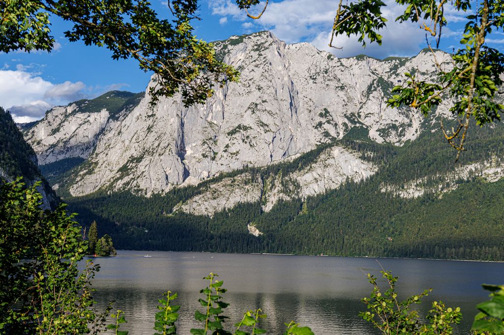 Bilder vom Altausseer See im Sommer - Der See ist 2,6 Kilometer lang und einen Kilometer breit. Die maximale Tiefe liegt bei 73 Metern. - © alpintreff.de - Christian Schön