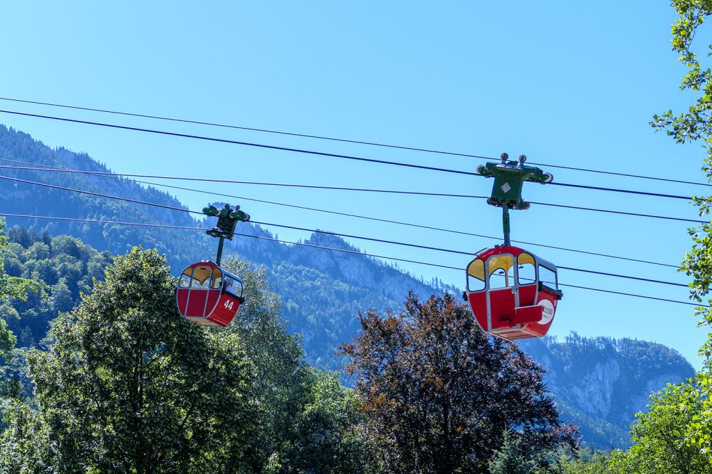 Ersetzen? - Die Kampenwandbahn fährt zuverlässig, ist aber veraltet und nicht barrierefrei. Über einen Neubau wird seit Jahren verhandelt, es gibt jedoch Bedenken, ob die Region einem möglichen Besucheransturm gewachsen ist (Stand 2021). - © alpintreff.de - Christian Schön Ersetzen? - Die Kampenwandbahn fährt zuverlässig, ist aber veraltet und nicht barrierefrei. Über einen Neubau wird seit Jahren verhandelt, es gibt jedoch Bedenken, ob die Region einem möglichen Besucheransturm gewachsen ist (Stand 2021). - © alpintreff.de - Christian Schön