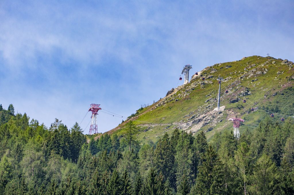 Streckenverlauf Schlossalmbahn - So sieht der weitere Verlauf der Bahn aus dem Tal aus. Im Winter erreichst Du mit der Schlossalmbahn das Skigebiet Schlossalm. Im Sommer warten Freizeitaktivitäten am Sommerberg Schlossalm auf Dich. - © alpintreff.de - Christian Schön