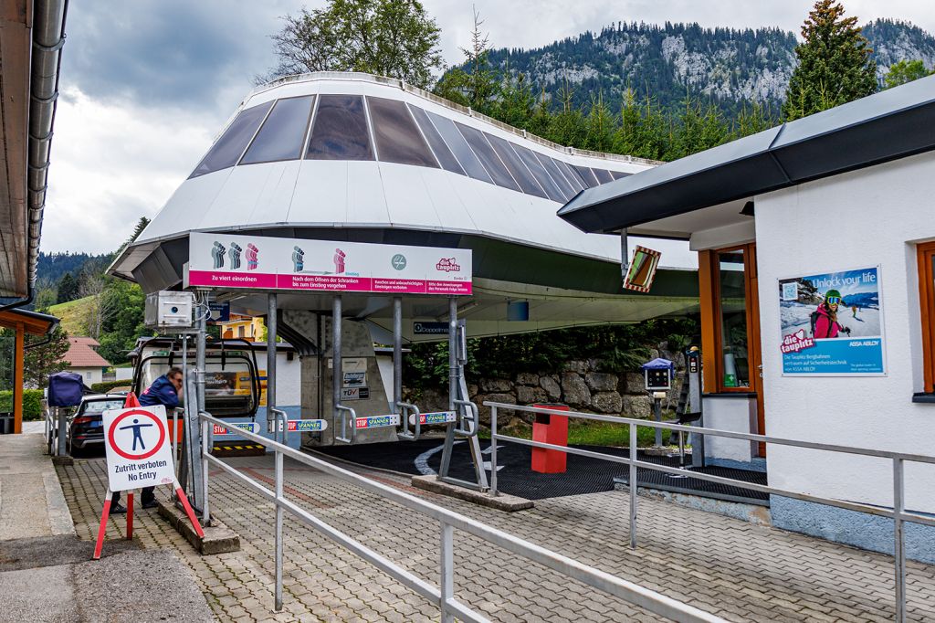 Talstation Tauplitzbahn Bad Mitterndorf - Die kuppelbare, schnelle Sesselbahn hat eine Streckenlänge von 1.925 Meter. Während der ungefähr 6-minütigen Fahrt überwindest Du 274 Höhenmeter.  - © alpintreff.de - Christian Schön