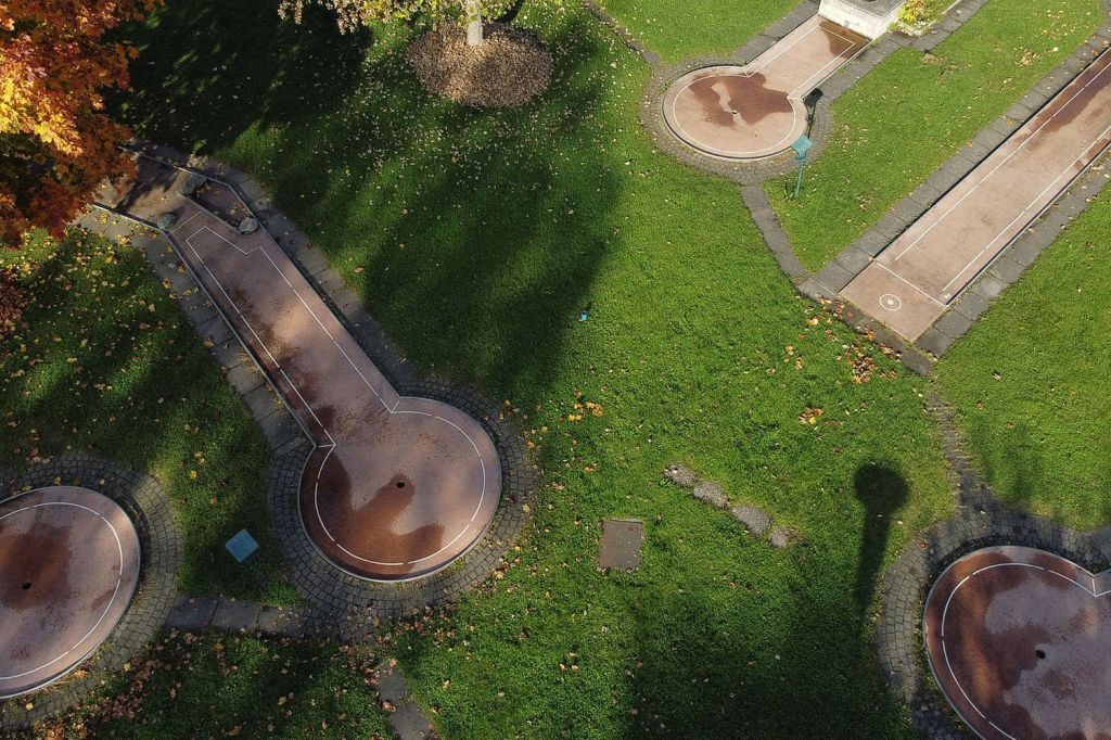 Bischofshofen Minigolf Bilder - Laubbäume spenden angenehmen Schatten, Sitzmöglichkeiten sind vorhanden. - © ASKÖ Minigolf Bischofshofen Bischofshofen Minigolf Bilder - Laubbäume spenden angenehmen Schatten, Sitzmöglichkeiten sind vorhanden. - © ASKÖ Minigolf Bischofshofen