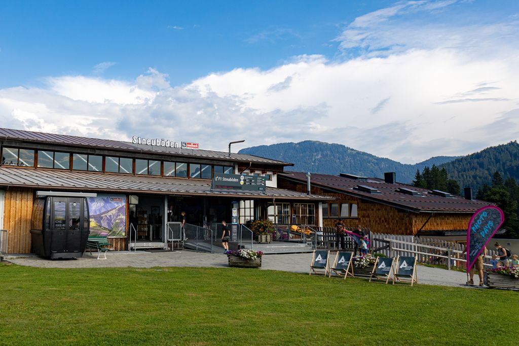 Die Talstation - Die Talstation der Streubödenbahn liegt auf einer Höhe von 834 Metern. Es gibt einen sehr großen Parkplatz. An der Talstation liegt übrigens ein Bikepark. - © alpintreff.de - Silke Schön Die Talstation - Die Talstation der Streubödenbahn liegt auf einer Höhe von 834 Metern. Es gibt einen sehr großen Parkplatz. An der Talstation liegt übrigens ein Bikepark. - © alpintreff.de - Silke Schön
