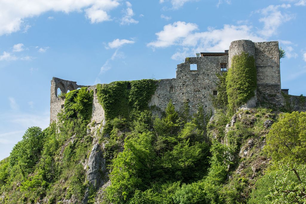 Ehrwürdige Mauern - Ein Restaurant – die Burgschenke - befindet sich ebenfalls in der Ruine. - © Region Villach Tourismus, Josef Fischer Ehrwürdige Mauern - Ein Restaurant – die Burgschenke - befindet sich ebenfalls in der Ruine. - © Region Villach Tourismus, Josef Fischer