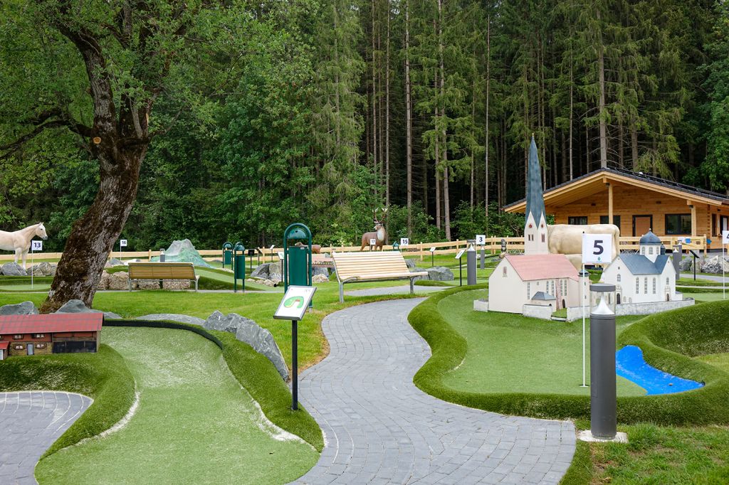 Hindernisse der besonderen Art - Die Themen-Bahnen beziehen sich mit 3D-Motiven auf die Region. - © Tourismus Hörnerdörfer Hindernisse der besonderen Art - Die Themen-Bahnen beziehen sich mit 3D-Motiven auf die Region. - © Tourismus Hörnerdörfer