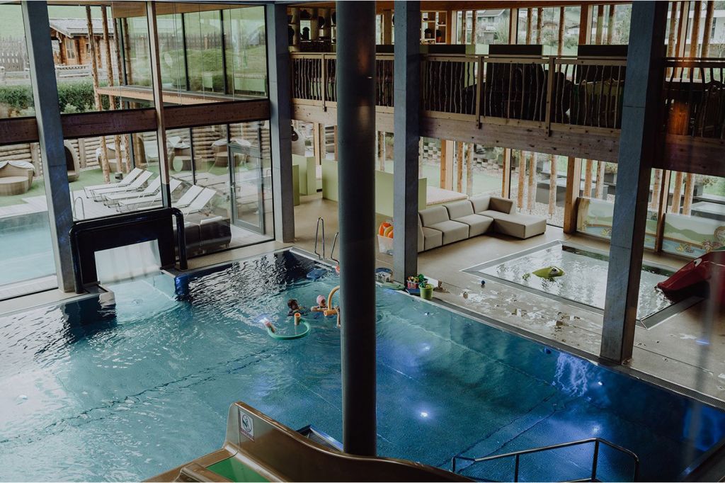 Pool Mia Alpina Zillertal - Zum Family-Wellnessbereich Woody’s Activity gehört unter anderem ein Indoorpool und ein Kinderbecken für die kleinen Gäste.  - © Mia Alpina Zillertal