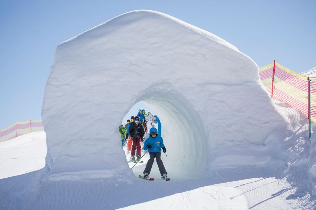 Funslope Ski Juwel Alpbachtal Wildschönau - Das Skigebiet bietet einige Fun-Elemente, wie diesen Tunnel auf der Funslope. - © Ski Juwel Alpbachtal Wildschönau - shootandstyle.com