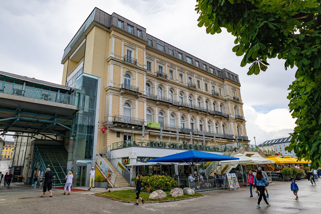 Wiener Cafe in Gmunden - Ebenfalls nur wenige Meter vom Traunsee entfernt liegt dieses Gebäude mit dem Wiener Cafe.  - © alpintreff.de - Christian Schön