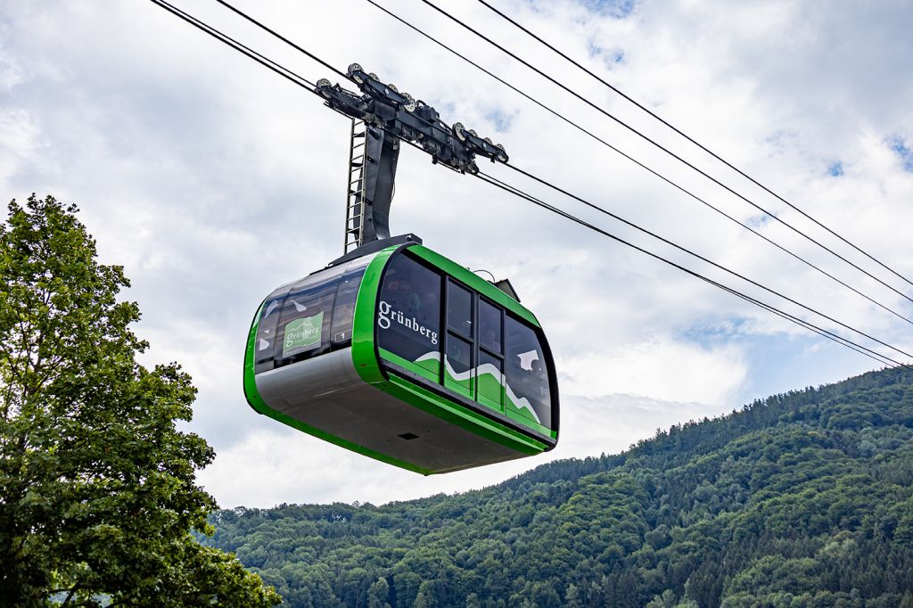Bergbahn in Gmunden - Die Grünberg Seilbahn wurde im Jahr 2014 in Betrieb genommen. Sie fährt sowohl im Sommer als auch im Winter. Die Fahrt mit ihr dauert lediglich um die drei Minuten. - © alpintreff.de - Christian Schön Bergbahn in Gmunden - Die Grünberg Seilbahn wurde im Jahr 2014 in Betrieb genommen. Sie fährt sowohl im Sommer als auch im Winter. Die Fahrt mit ihr dauert lediglich um die drei Minuten. - © alpintreff.de - Christian Schön
