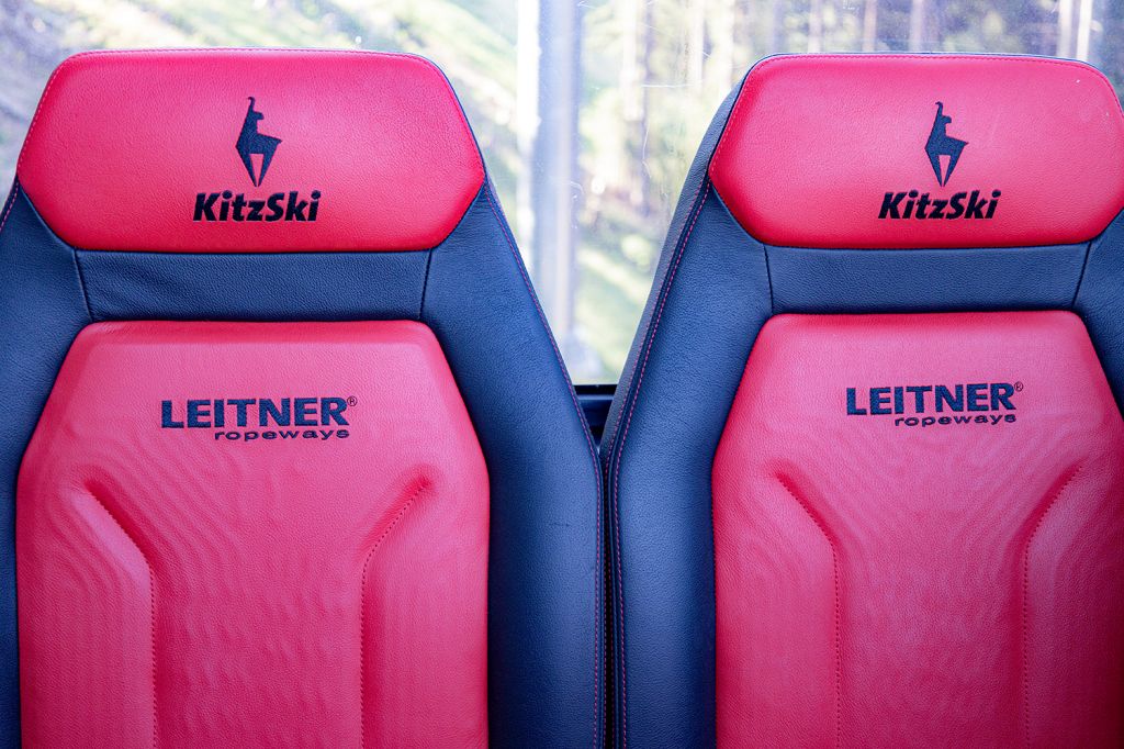 Sitze in den Gondeln der Fleckalmbahn - Die Gondeln der Firma Leitner verfügen über 10 sehr bequeme Sitze, welche im Winter <a href="https://www.alpintreff.de/2021/12/kitzski-beheizte-sitze-von-leitner/" target="_blank">intelligent beheizt</a> sind. Die Bahn fährt überaus leise und ruckelfrei. - © alpintreff.de - Silke Schön Sitze in den Gondeln der Fleckalmbahn - Die Gondeln der Firma Leitner verfügen über 10 sehr bequeme Sitze, welche im Winter <a href="https://www.alpintreff.de/2021/12/kitzski-beheizte-sitze-von-leitner/" target="_blank">intelligent beheizt</a> sind. Die Bahn fährt überaus leise und ruckelfrei. - © alpintreff.de - Silke Schön