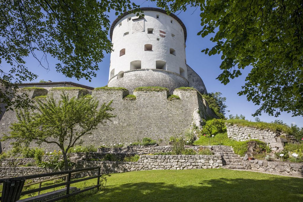 Wertvolle Pflanzen - So mächtig die Festung mit seinen Türmen thront, so großzügig ist auch der Kräutergarten. Etwa 100 verschiedene Pflanzenarten wachsen im Festungsgarten. - © TVB Kufsteinerland, Hannes Dabernig Wertvolle Pflanzen - So mächtig die Festung mit seinen Türmen thront, so großzügig ist auch der Kräutergarten. Etwa 100 verschiedene Pflanzenarten wachsen im Festungsgarten. - © TVB Kufsteinerland, Hannes Dabernig