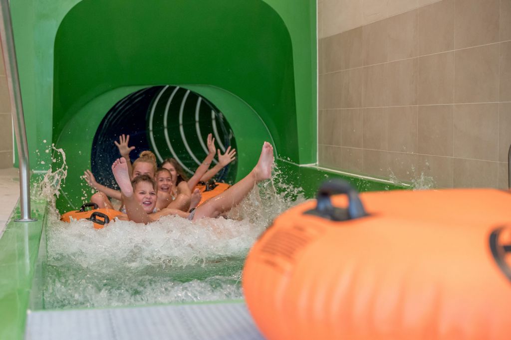 Aqua Dome - Längenfeld im Ötztal - Auch an die Kinder ist gedacht. In der Alpen Arche Noah wartet ein großes Schiff darauf, entdeckt zu werden. Der Wasser Fun Park bietet Rutschen, sowie Sound- und Lichtshows.  - © Aqua Dome