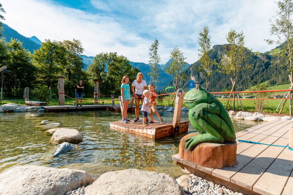 Im Märchenland - Er ist umgeben von Wiesen und liegt in unmittelbarer Nähe zur Zillerpromenade.  - © TVB Mayrhofen, Thomas Eberharter Photography