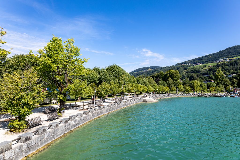 Seepromenade am Mondsee - Im Ort Mondsee am Nordufer befindet sich die Seepromenade, dahinter der Almeida Park. - © alpintreff.de - Christian Schön Seepromenade am Mondsee - Im Ort Mondsee am Nordufer befindet sich die Seepromenade, dahinter der Almeida Park. - © alpintreff.de - Christian Schön