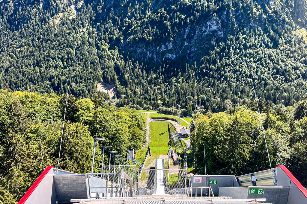 Aussicht von der Heini-Klopfer-Schanze - Von oben sieht die Aussicht ziemlich beeindruckend aus. Die Anlauflänge beträgt 113 Meter - dann muss der Sportler springen, ob er will oder nicht. (Diese Entscheidung trifft man am besten schon vor der Abfahrt :-) ).  - © Andrea Tyralla