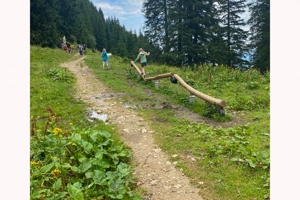 Immer in Bewegung - Die Spiel- und Entdeckerstationen sind abwechslungsreich und regen zu Bewegung und Rätseln an. - © Tina Lutz Immer in Bewegung - Die Spiel- und Entdeckerstationen sind abwechslungsreich und regen zu Bewegung und Rätseln an. - © Tina Lutz