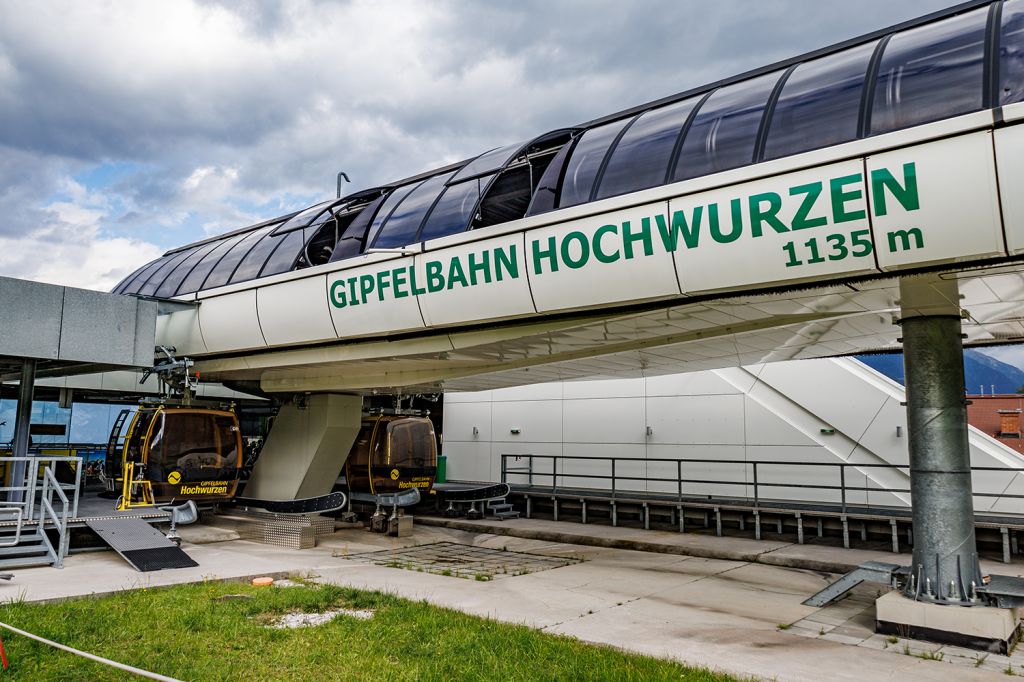 Talstation der Gipfelbahn Hochwurzen - Die Talstation der Gipfelbahn Hochwurzen liegt auf einer Höhe von 1.135 Metern. Die Streckenlänge beträgt 2.050 Meter. - © alpintreff.de - Christian Schön