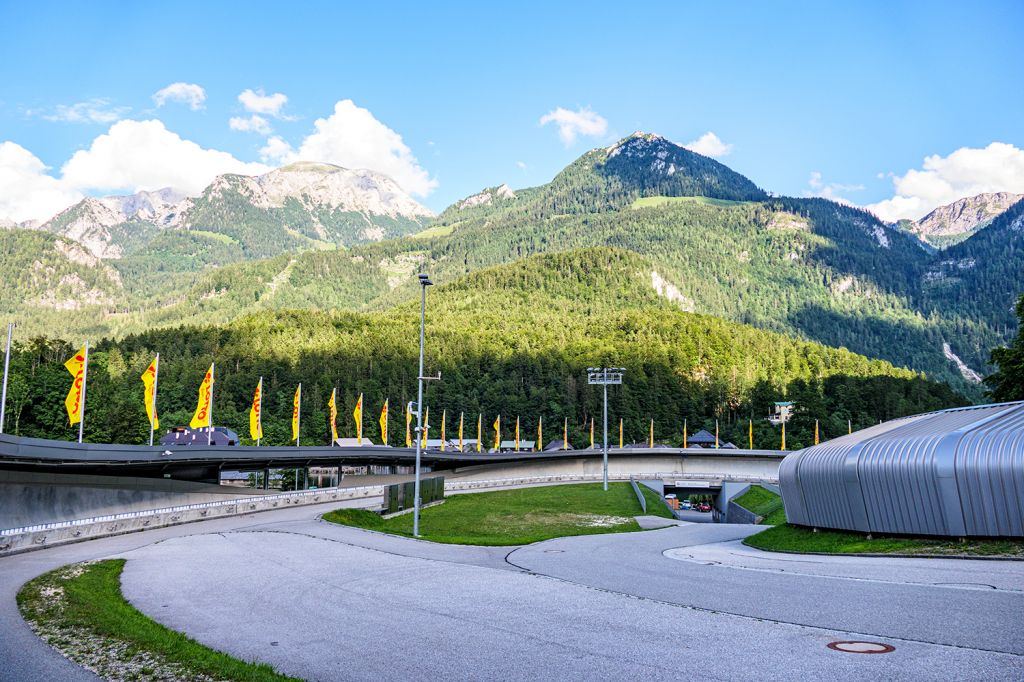 Bobbahn Eisarena Königssee - Schönau - Die Kunsteis-Bobbahn am Königssee wurde am 17. Januar 1960 erstmals in Betrieb genommen hatte eine Gesamtlänge von 1.240 Meter im normalen Bob-Betrieb. - © alpintreff.de - Christian Schön Bobbahn Eisarena Königssee - Schönau - Die Kunsteis-Bobbahn am Königssee wurde am 17. Januar 1960 erstmals in Betrieb genommen hatte eine Gesamtlänge von 1.240 Meter im normalen Bob-Betrieb. - © alpintreff.de - Christian Schön