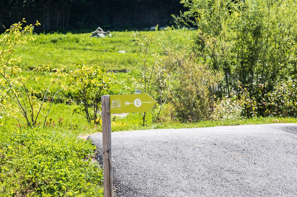 Black Beauty - Der asphaltierte Pumptrack mit dem hübschen Namen Black Beauty ist 500 Meter lang (Fahrbreite: 1,5 Meter) und ist für Bikes, Boards, Skates und Scooter geeignet. Fast lautlos gleitest Du auf glatten Oberflache dahin.  - © alpintreff.de - Silke Schön