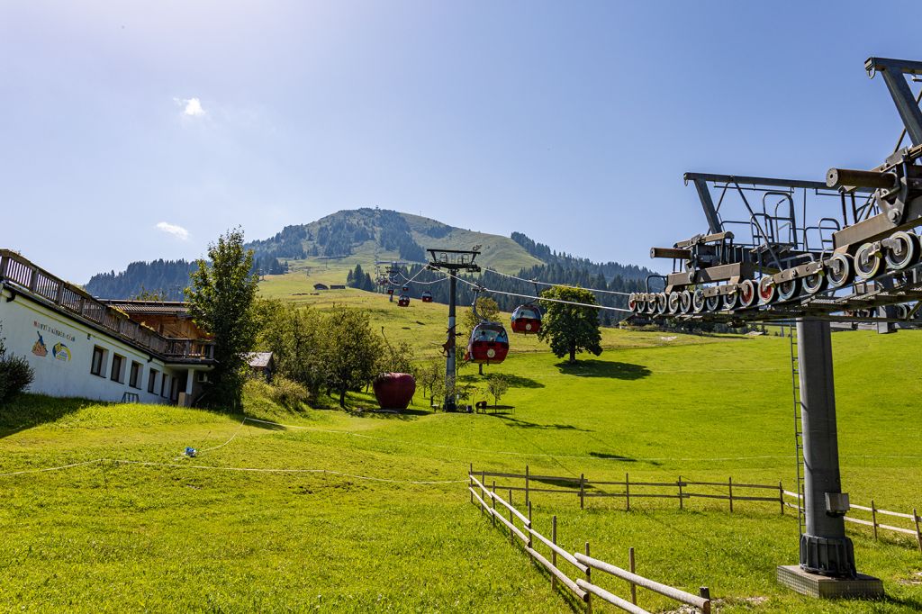 Hohe Salve - Nach der sechsminütigen Fahrt erreichst Du die Hohe Salve mit Anschluss nach Hopfgarten, der Wallfahrtskirche sowie der Gipfelalm mit dem Drehrestaurant. Für die Kinder gibt es Spielmöglichkeiten. - © alpintreff.de - Silke Schön