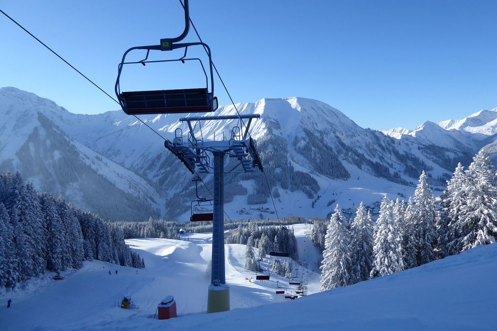 Treffpunkte - Sie führt vom unteren Ortszentrum in Berwang bis hoch zur Heiterwanger Hochalm. Dort oben trifft sich die Bahn mit der Kombibahn Almkopf aus Bichlbach. - © Bergbahnen Berwang