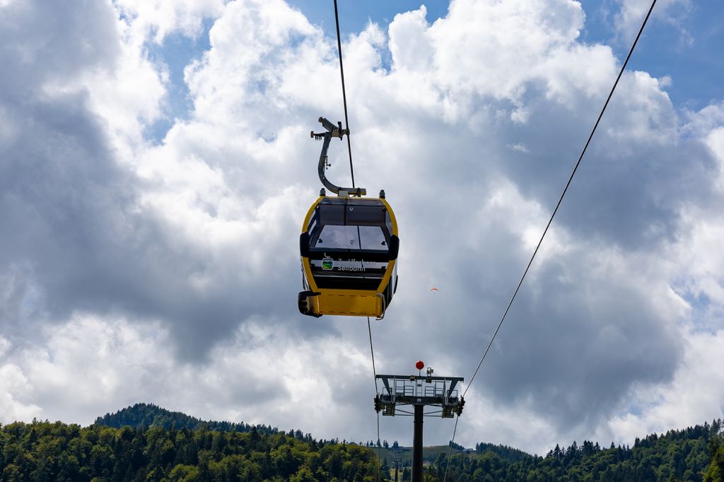 Technische Daten Zwölferhorn-Seilbahn - In eine der Kabinen passen bis zu acht Personen. - © alpintreff.de - Christian Schön