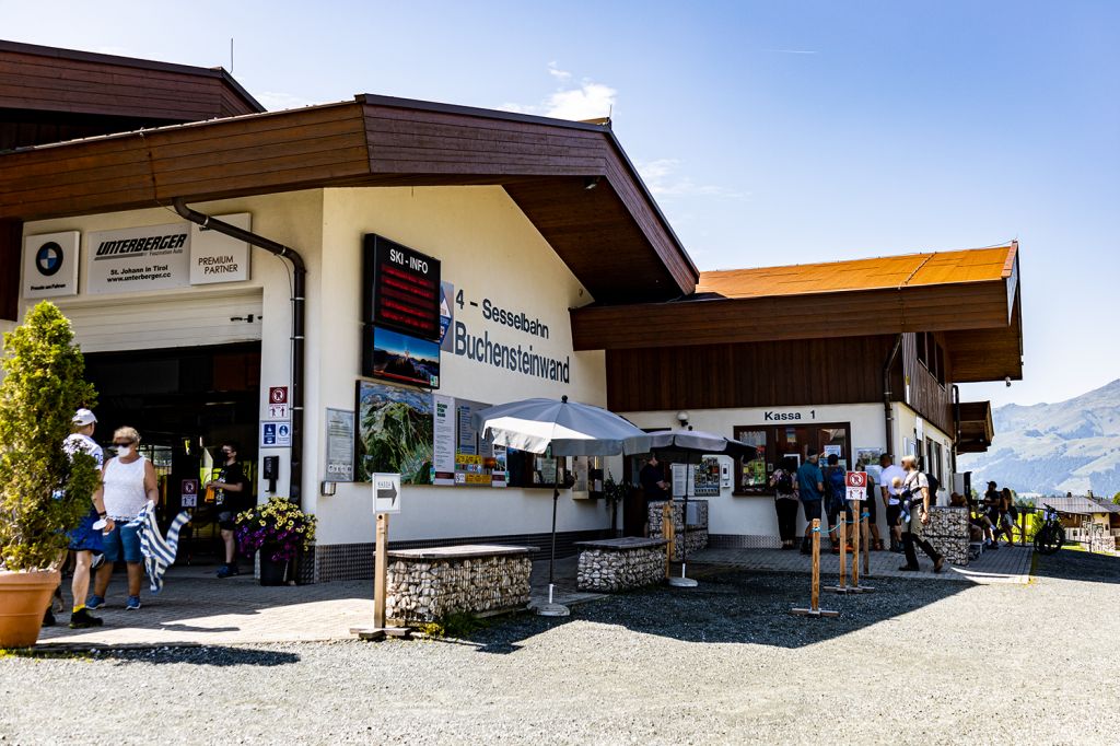 Die Talstation der Buchensteinwand - Die Talstation liegt neben einem riesigen Parkplatz. - © alpintreff.de - Silke Schön