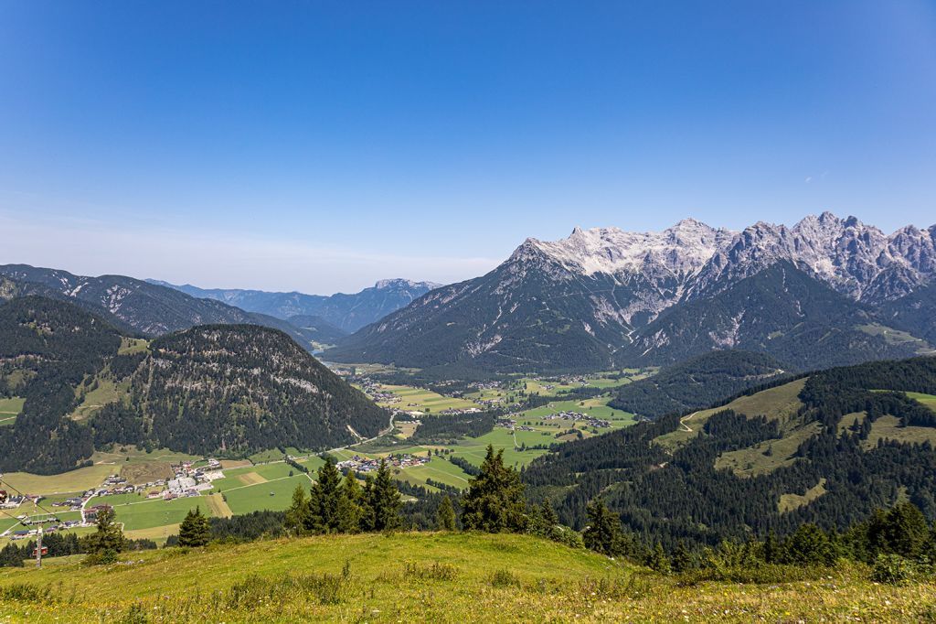 Aussichtsreich - Von den vier Aussichtsplattformen hast Du einen wunderbaren Blick, unter anderem ins Pillerseetal. Das Kreuz ist knapp 30 Meter hoch. - © alpintreff.de - Silke Schön