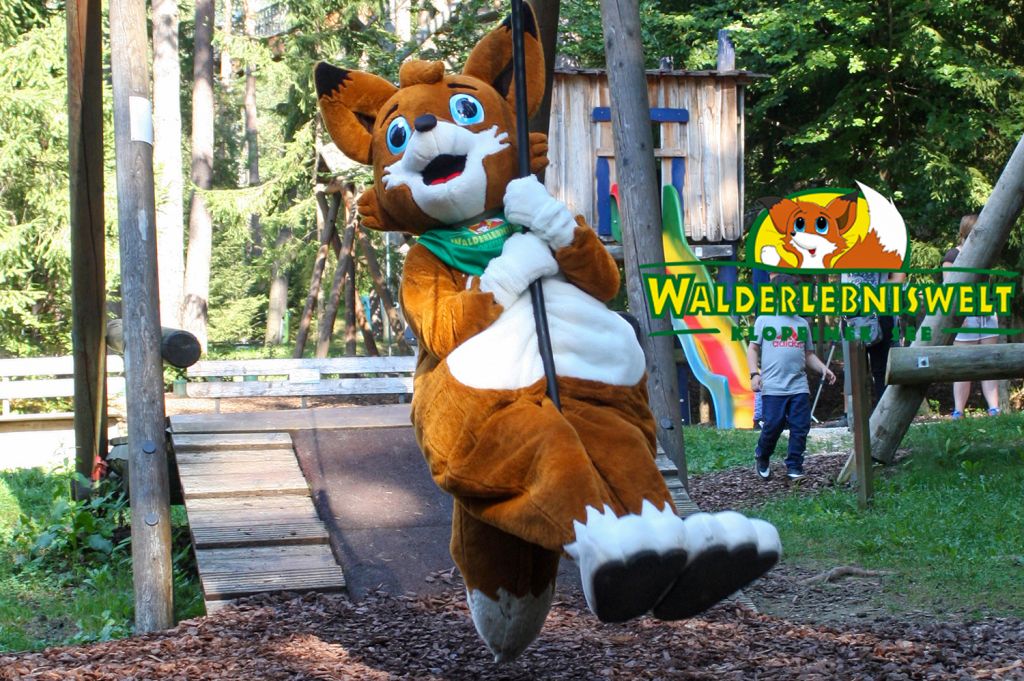 Maskottchen unterwegs - Das Maskottchen könnte selbst den ganzen Tag rutschen und schaukeln. :-) - © Walderlebniswelt Klopeiner See Maskottchen unterwegs - Das Maskottchen könnte selbst den ganzen Tag rutschen und schaukeln. :-) - © Walderlebniswelt Klopeiner See