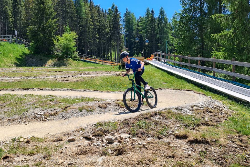 So kommst Du hin - In Treffen am Ossiacher See findest Du die Kanzelbahn. Sie bringt Dich zum Kids Bike Park. Neben diesem gibt es zusätzlich den Fun Park mit Attraktionen. - © Dei Hotel Schönblick