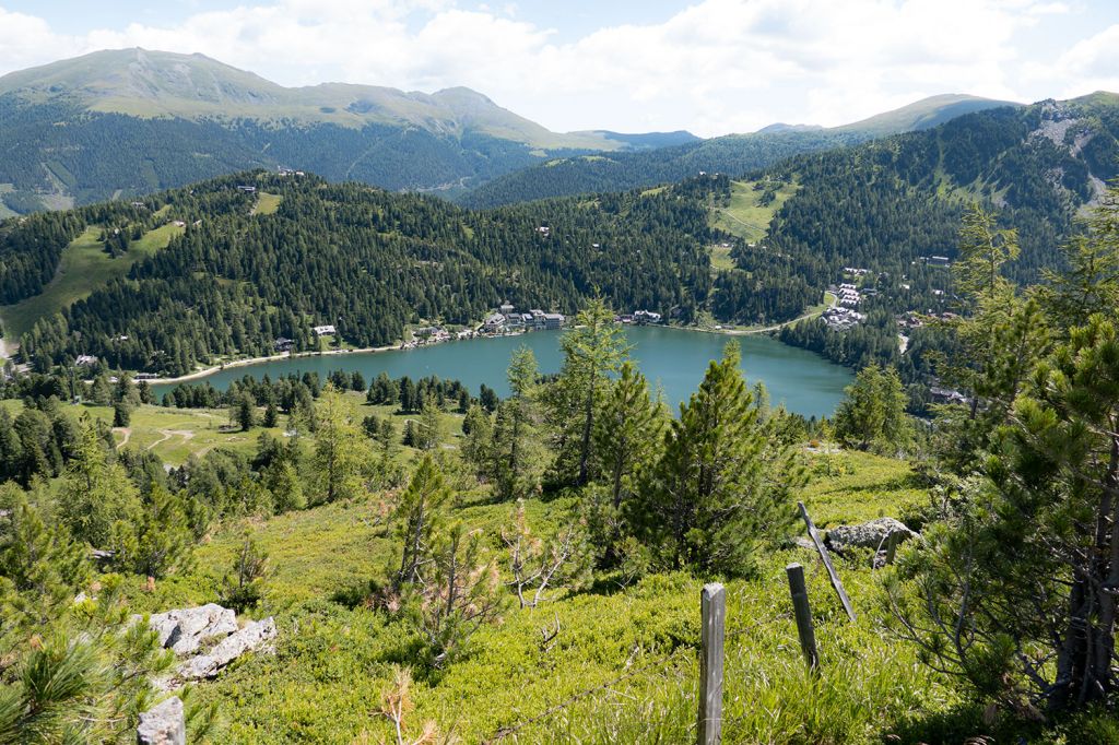 Blick von oben - Wenn Du oben auf der Turracher Höhe stehst (zum Beispiel mit der Bergbahn), ist der Turrachsee komplett zu sehen. - © alpintreff.de - Christian Schön Blick von oben - Wenn Du oben auf der Turracher Höhe stehst (zum Beispiel mit der Bergbahn), ist der Turrachsee komplett zu sehen. - © alpintreff.de - Christian Schön