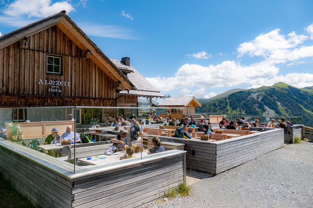 Einkehrschwung - Einkehren kannst Du in der AlmZeit. Von der Sonnenterrasse hast Du einen super Blick auf den Sand- und Wasserspielplatz. - © alpintreff.de - Christian Schön