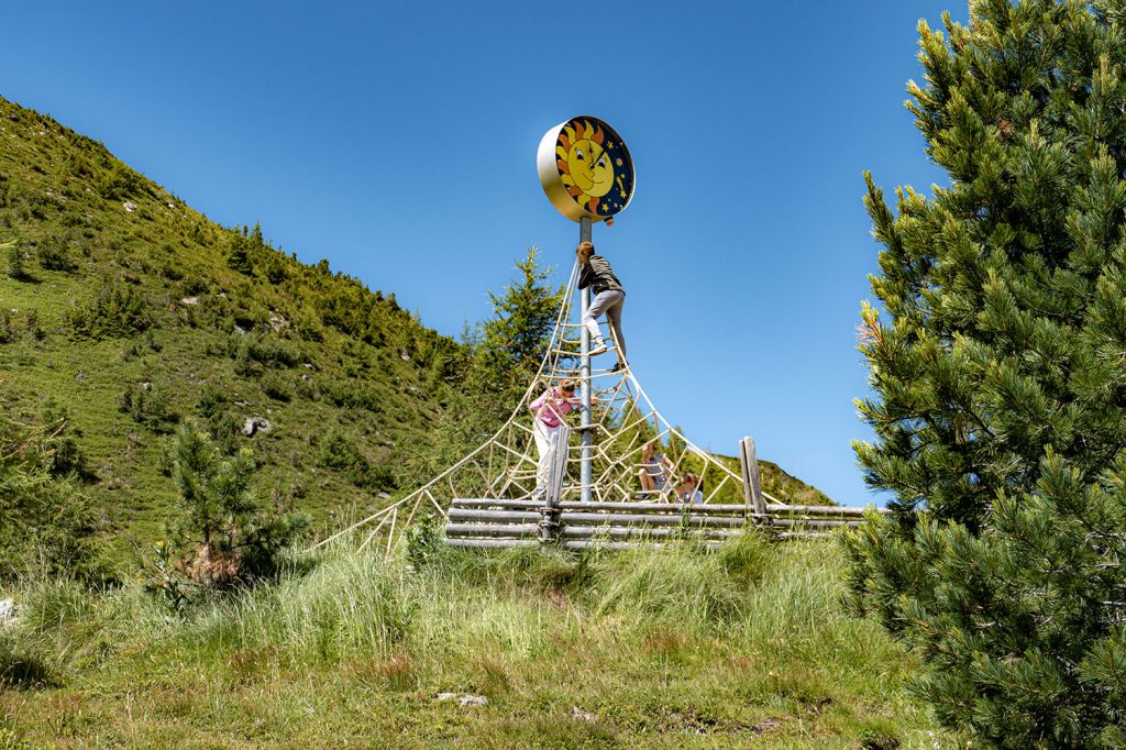 Spielen und klettern - Auf dem Weg gibt es mehrere Spielmöglichkeiten. - © alpintreff.de - Christian Schön Spielen und klettern - Auf dem Weg gibt es mehrere Spielmöglichkeiten. - © alpintreff.de - Christian Schön