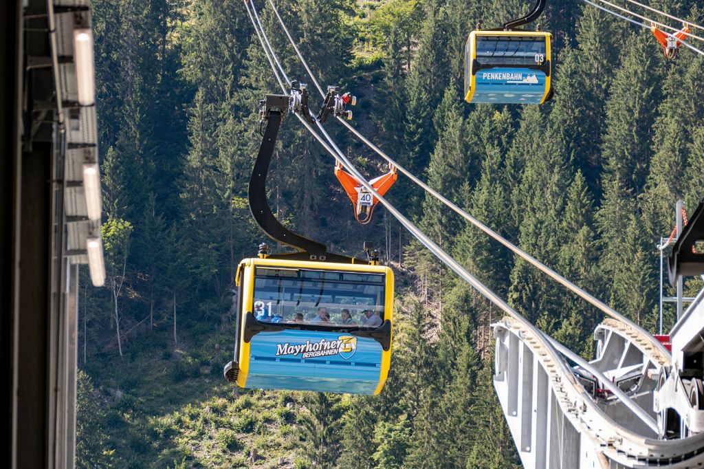 3S Penkenbahn in Mayrhofen - Eine besonderheit der Bahn ist weiterhin die Kurve von knapp 7° Ablenkung auf Stütze 1. Bei der alten Bahn war die Kurvenlösung für einen hohen Seilverschleiß verantwortlich, was letztendlich auch mit zu deren Austausch beigetragen hat.
 - © alpintreff.de / christian Schön