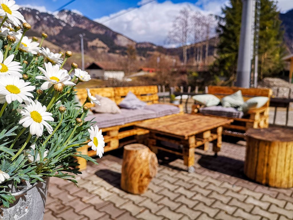 Draußen: auch schön - Und auch draußen kannst Du es Dir gutgehen lassen. - © Café NordSüd